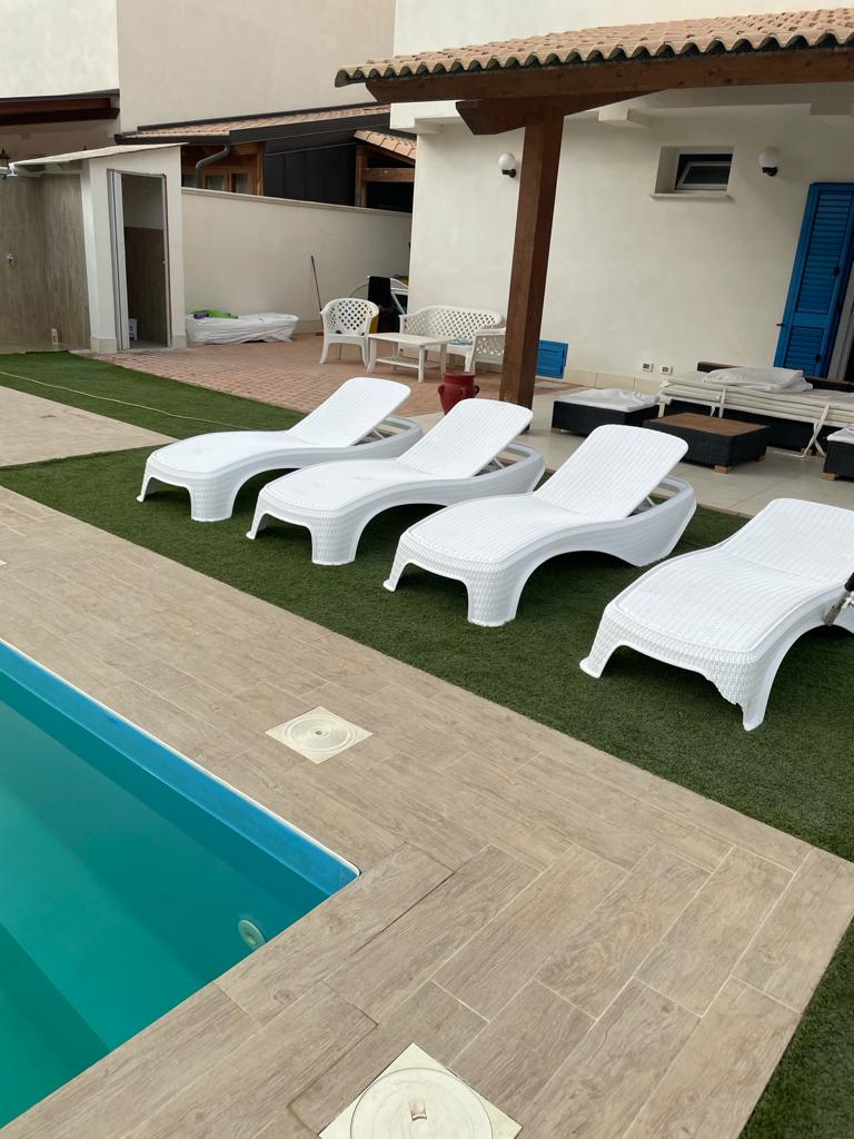 Lettino da giardino reclinabile in resina effetto Rattan colore Bianco 1