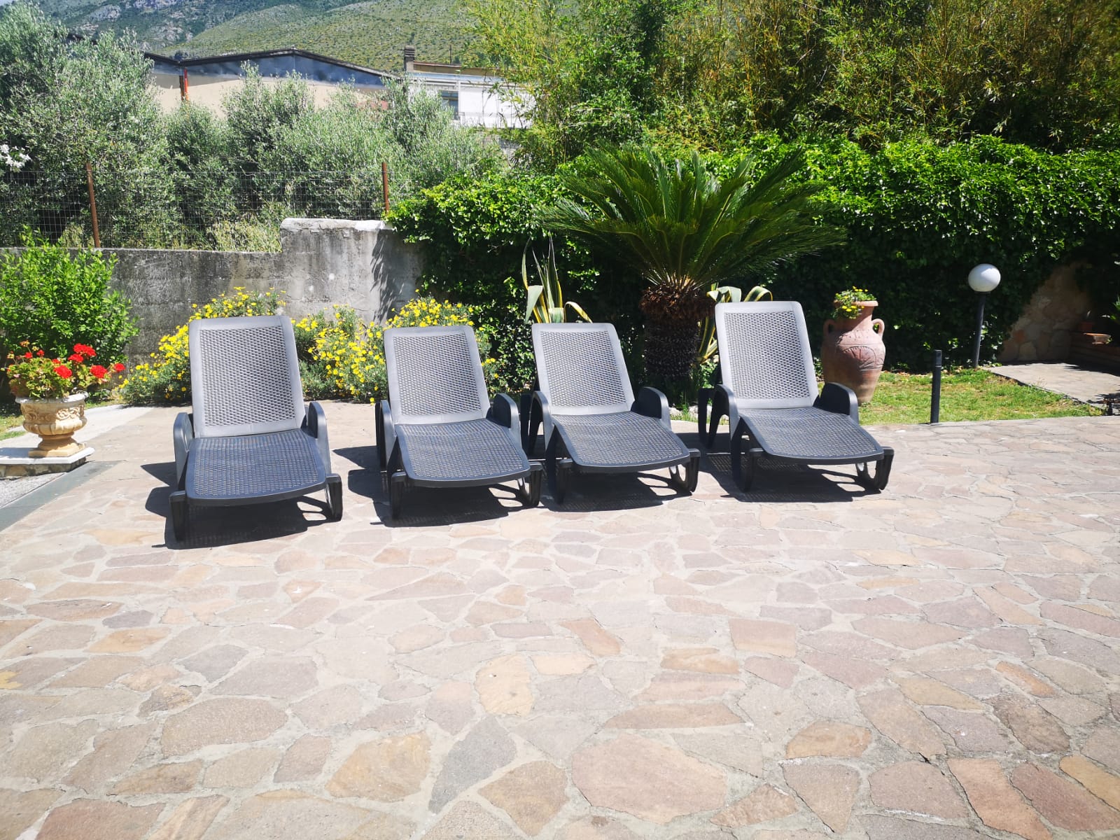 Lettino pieghevole impilabile in resina effetto rattan da giardino antra