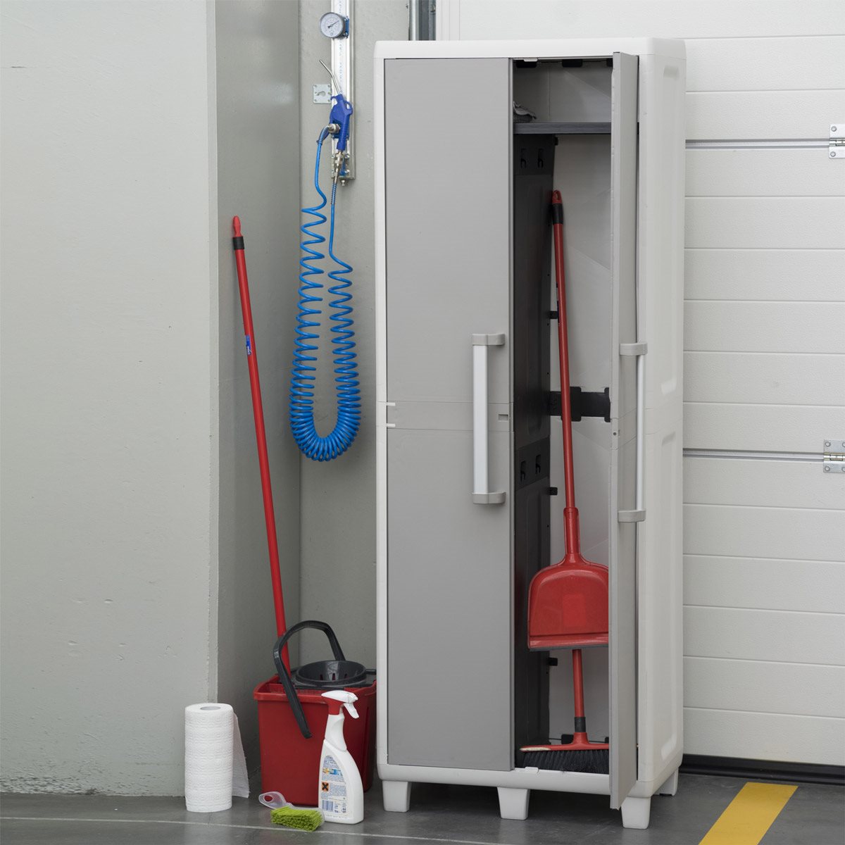 Armadio Portascope in resina grigio chiaro tortora Urban S Toomax