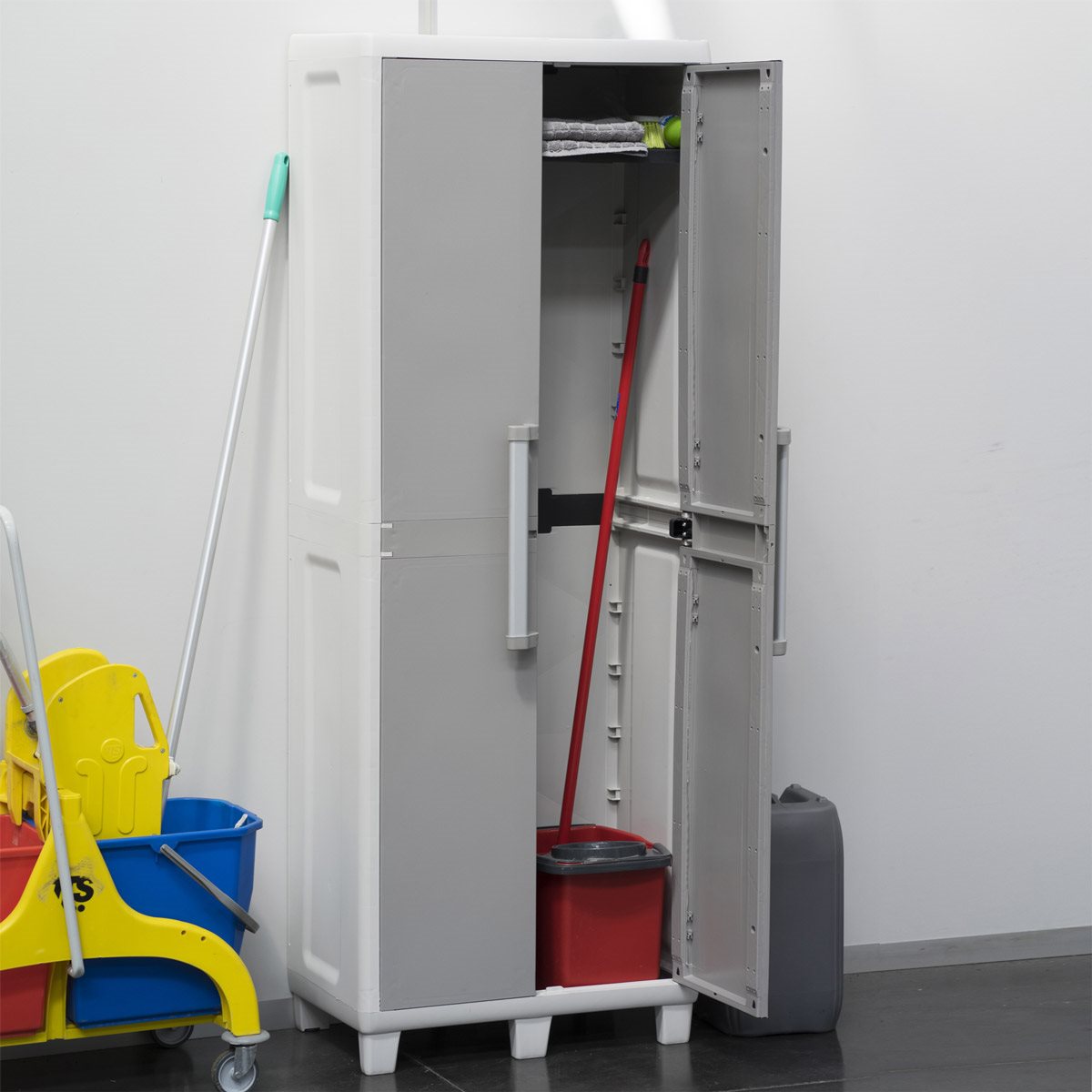 Armadio Portascope in resina grigio chiaro tortora Urban S Toomax