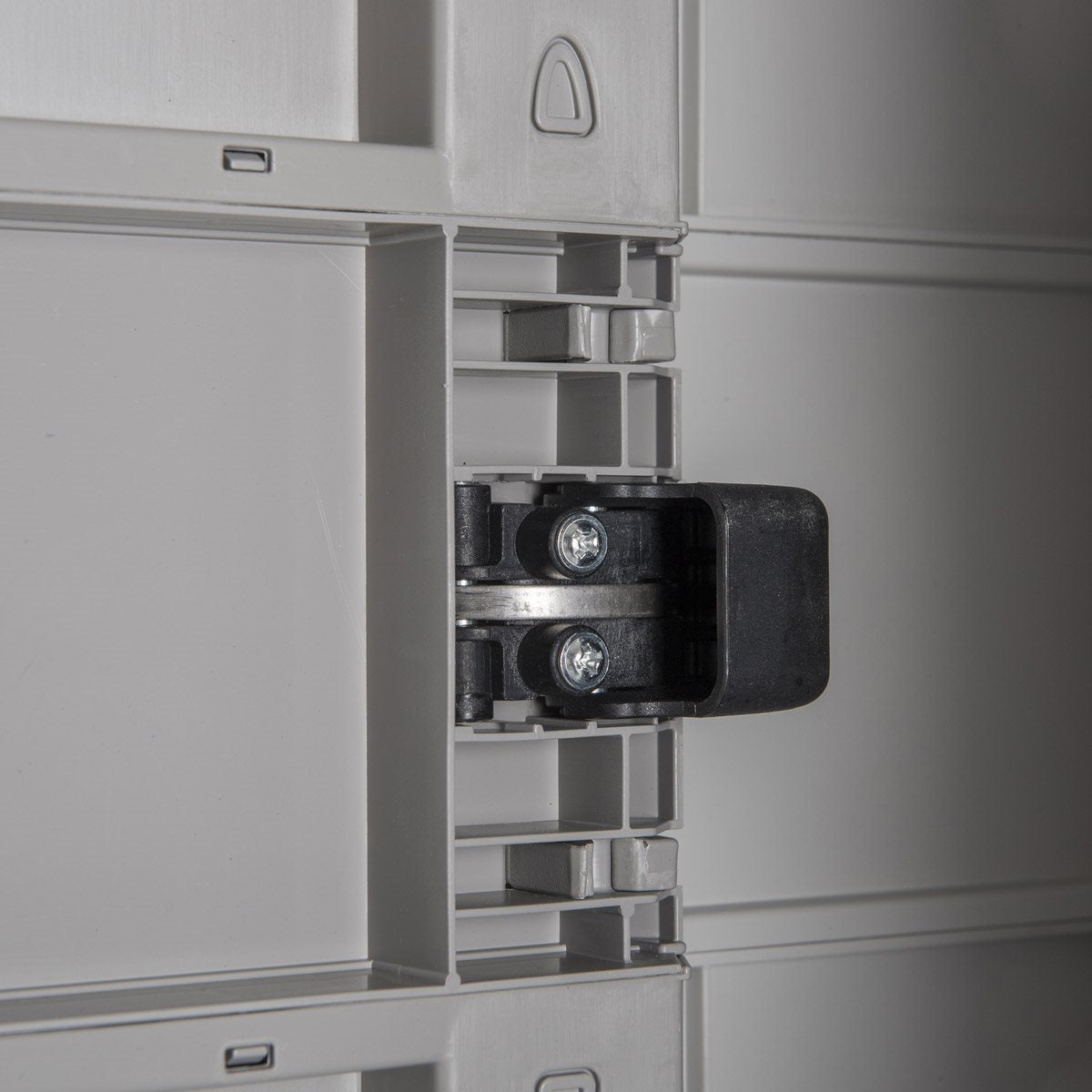 Armadio Portascope in resina con ripiani grigio chiaro tortora Urban XL Toomax