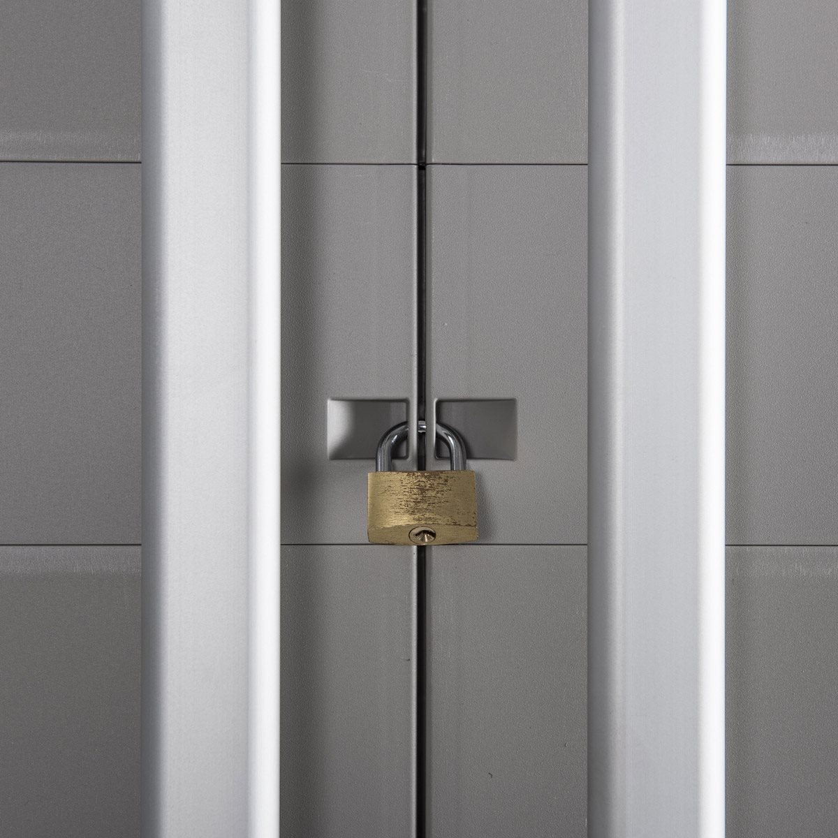 Armadio Portascope in resina con ripiani grigio chiaro tortora Urban XL Toomax