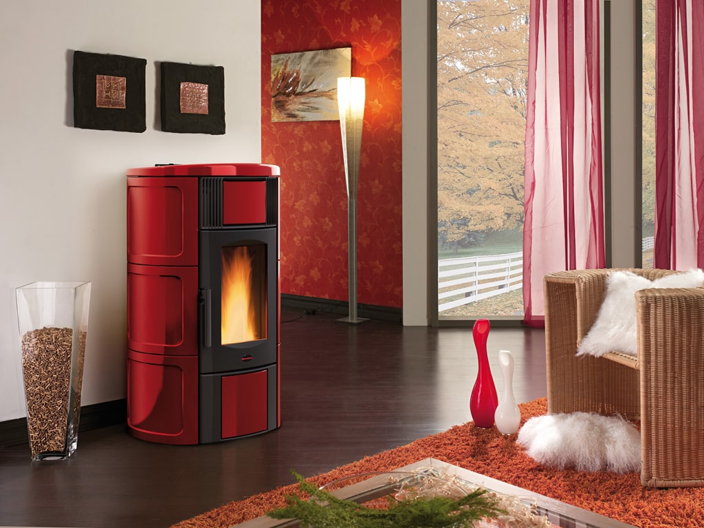 Stufa a pellet termostufa con rivestimento maiolica ceramica design moderno Iside 2.0 Nordica Extraflame