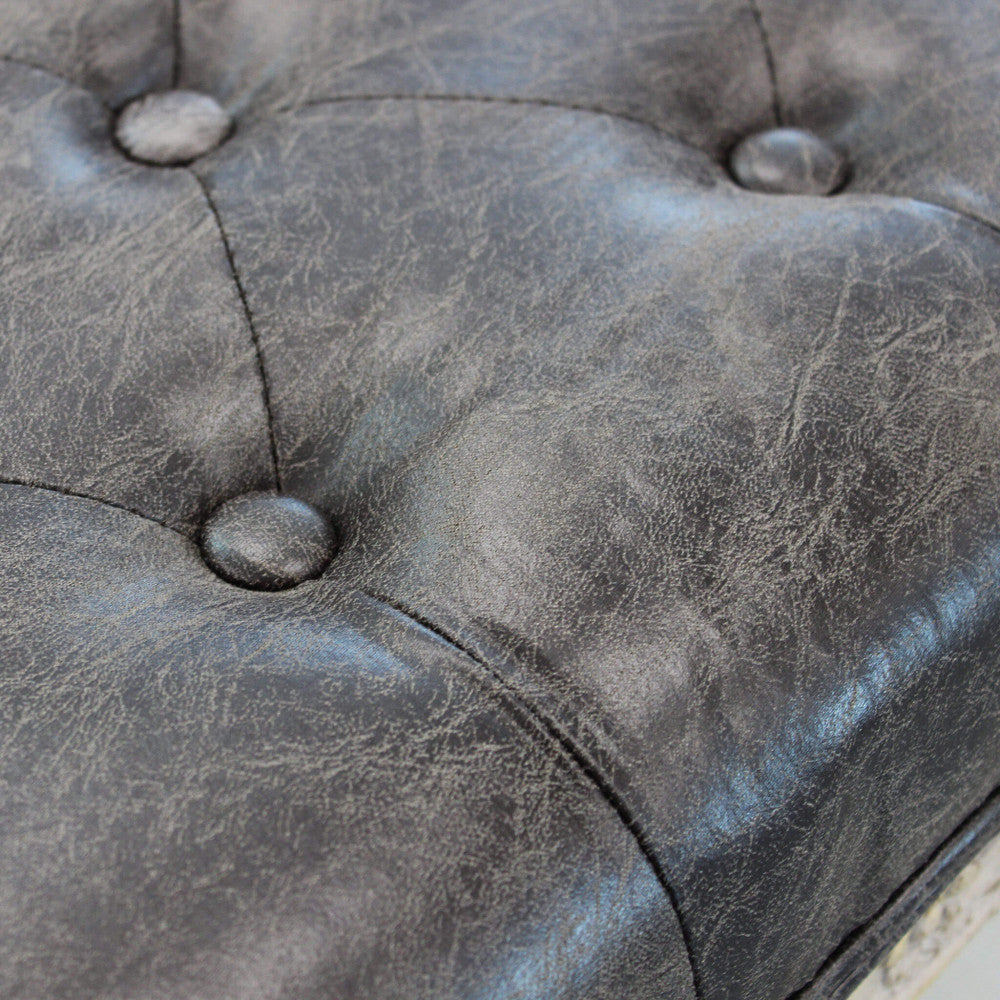 Panca da interno soggiorno con struttura in legno sbiancato e e seduta in ecopelle grigio effetto vintage Tommy