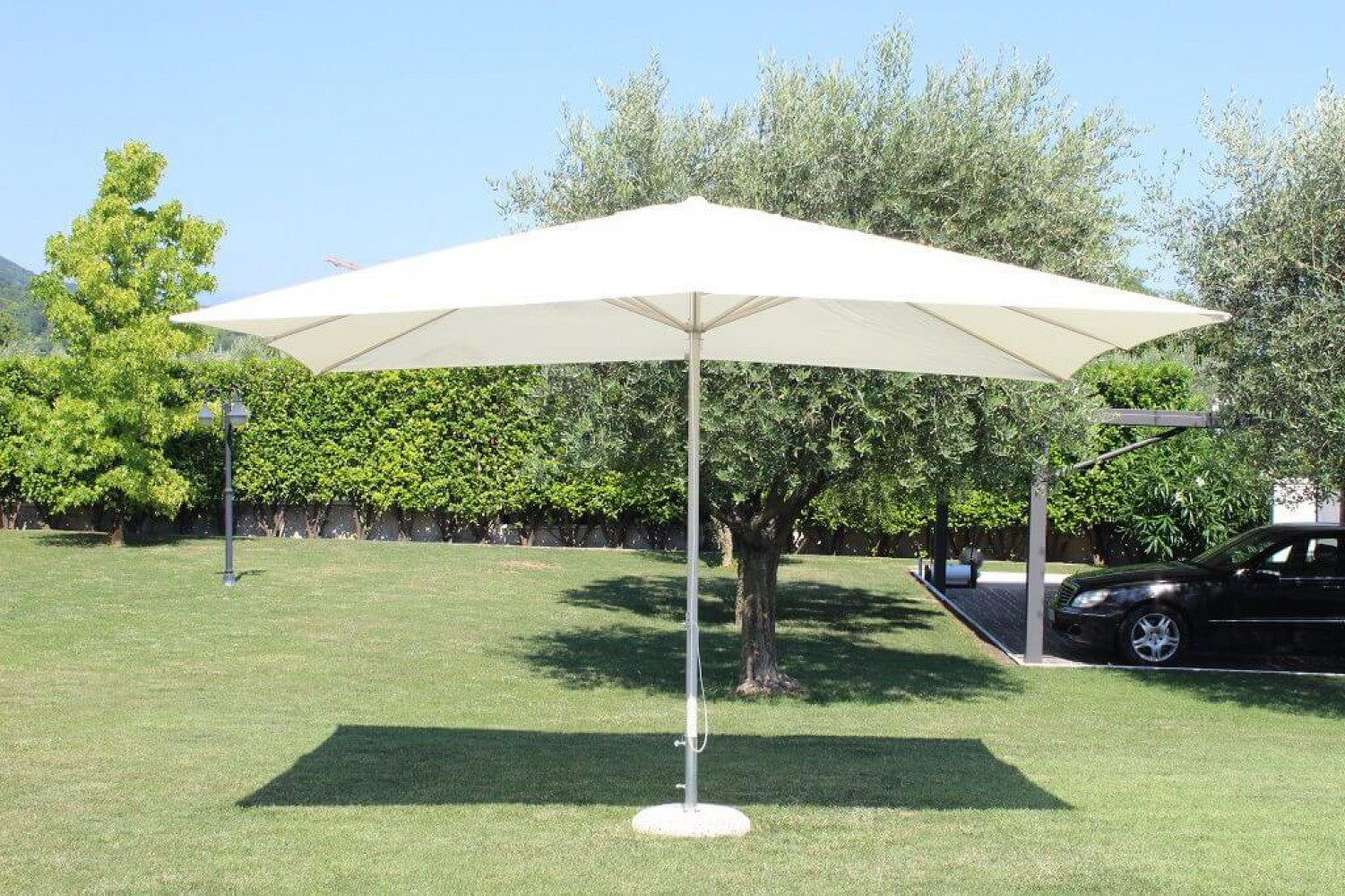 Ombrellone 3x4 mt da giardino a palo centrale con struttura in alluminio tortora e telo beige in poliestere impermeabile Williams