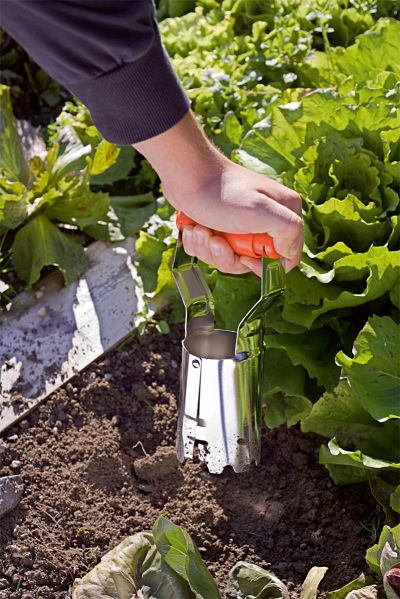 Piantabulbi foraterra in acciaio per semina con meccanismo di chiusura a molla