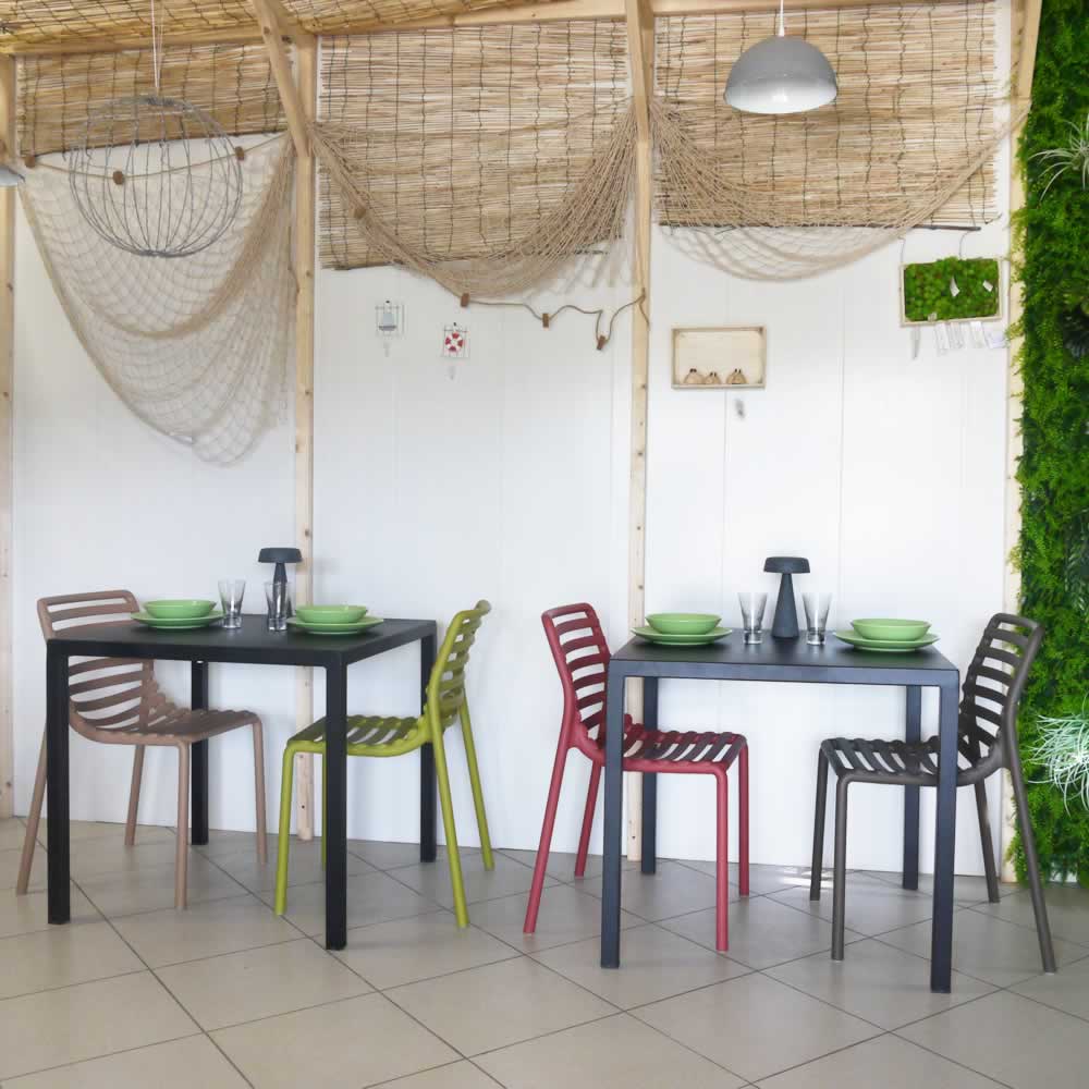 Tavolo quadrato autolivellante da esterno in metallo zincato per bar ristoranti Final