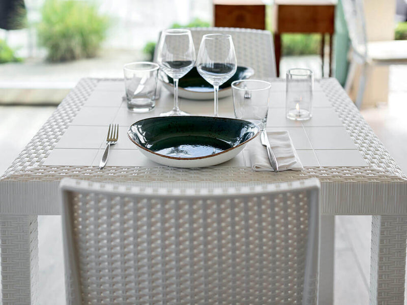 Tavolo quadrato 80x80 cm da esterno giardino in wicker stampato con gambe regolabili e foro centrale per ombrellone Nasa