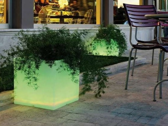 Vaso fioriera LED multicolor da esterno bar e ristornati in resina con telecomando e batteria solare Square Light
