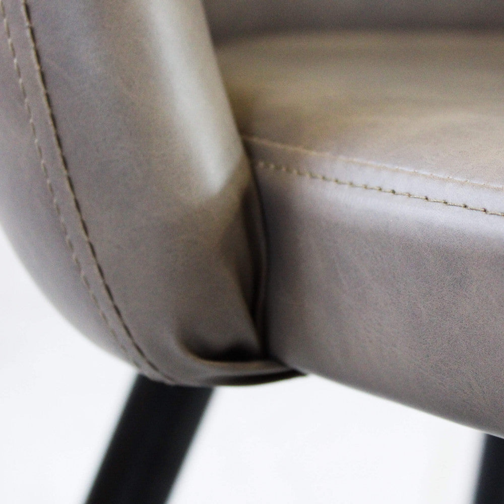 Sedia poltrona da interno con struttura in metallo e seduta morbida rivestita in ecopelle Call Me Large